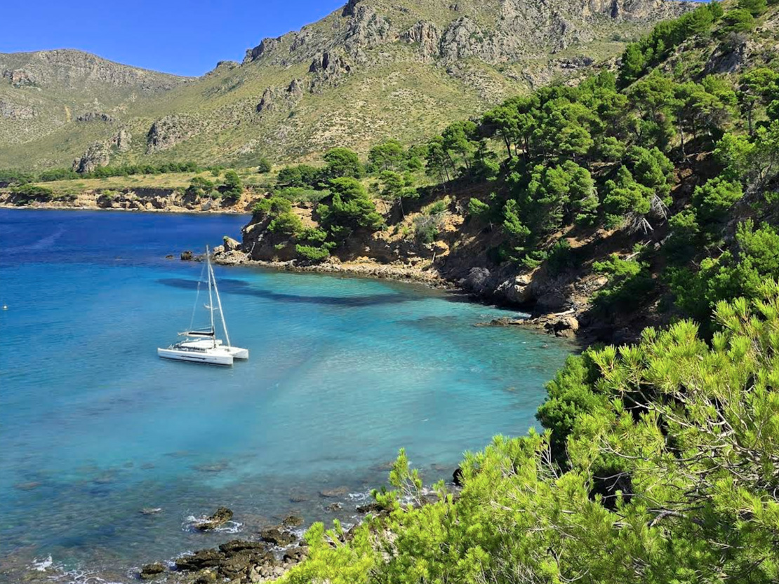 Anchor at Cala Na Clara – hidden gem for yachts with tranquil waters and stunning views near Cala San Vicente