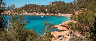 ¿Qué visitar en Ibiza mientras navegas?